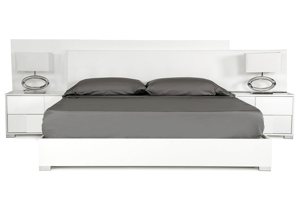 Queen White Four Drawers Bed